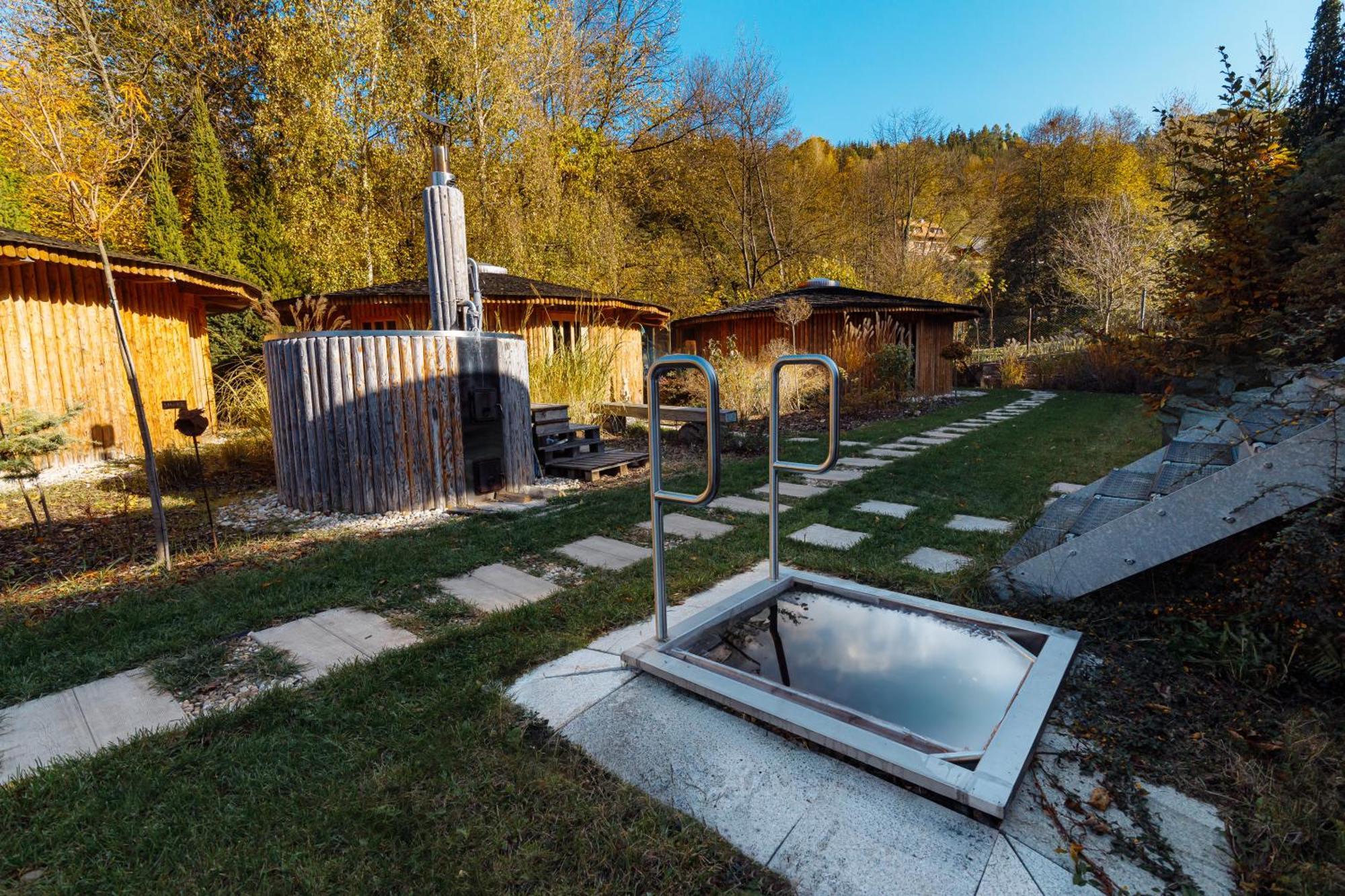 Glamp V Hluboké - Yurts&Wooden Houses Vsetín Exterior foto